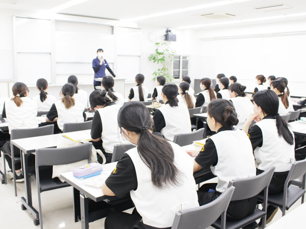 講義で基礎を学びます♪